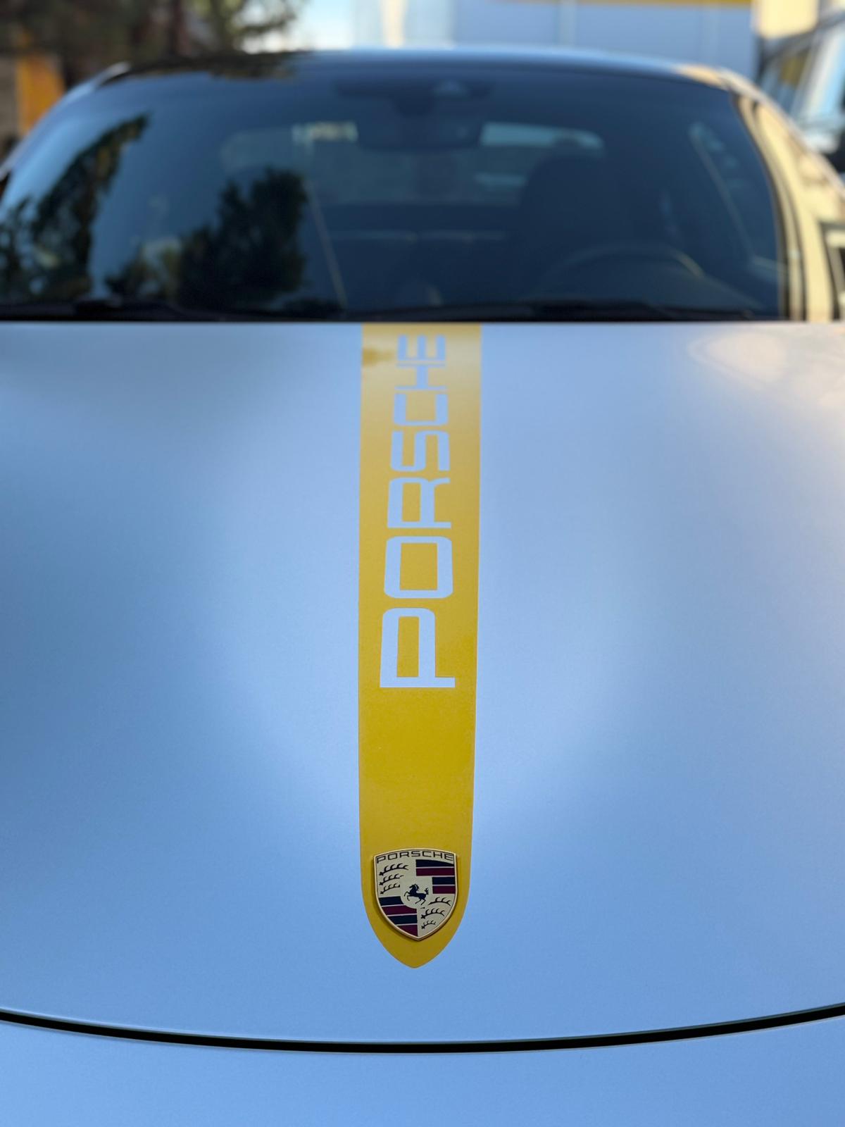 Porsche - żółty pas na masce