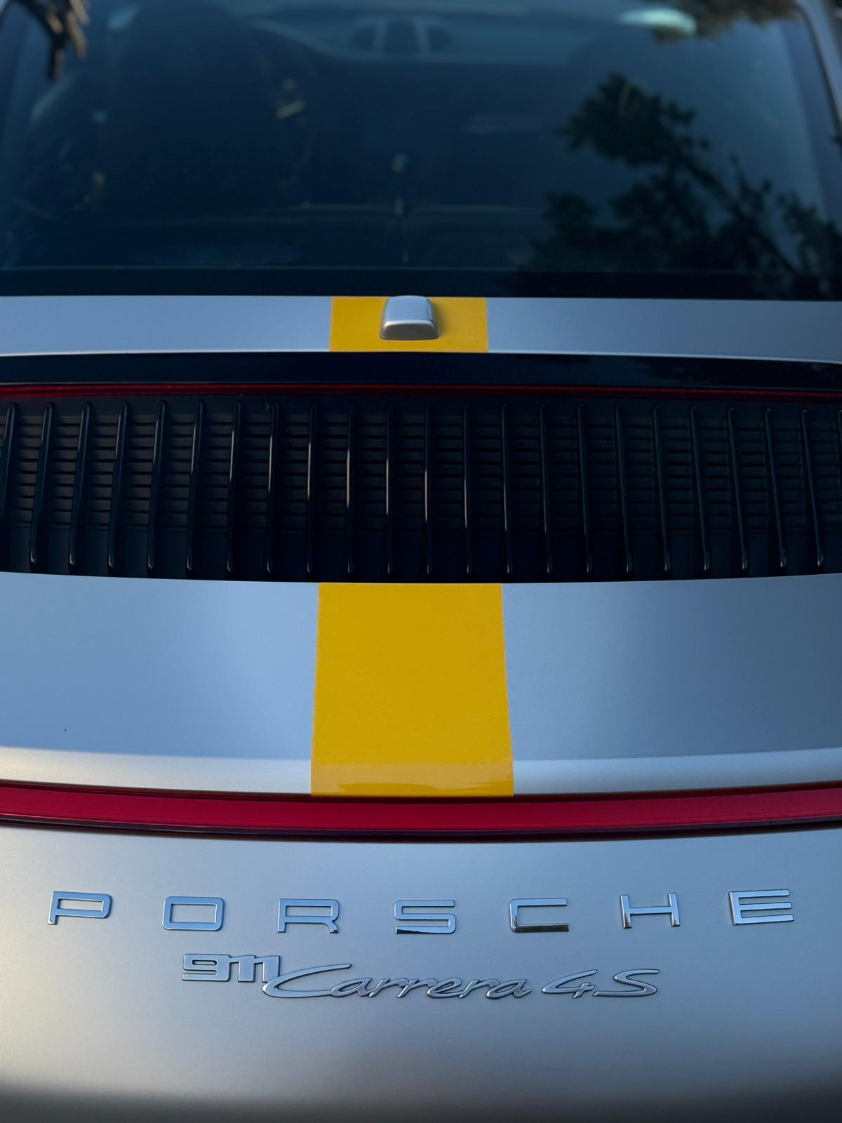 Porsche 911 Carrera 4S - żółte pasy wyścigowe